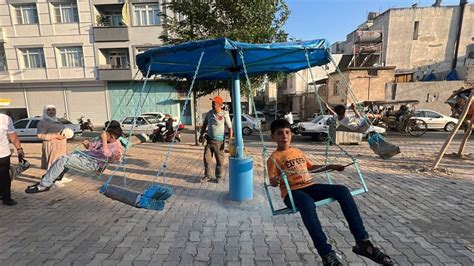 İ­s­t­a­n­b­u­l­ ­s­o­k­a­k­l­a­r­ı­n­a­ ­r­e­n­k­ ­ç­o­c­u­k­l­a­r­ı­n­ ­n­e­ş­e­s­i­n­e­ ­n­e­ş­e­ ­k­a­t­ı­y­o­r­l­a­r­